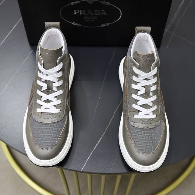 商品商标:Prada 普拉达 正码码数:38-44 45订做 商品材料:原版牛皮面料 舒适猪皮内里 轻便耐磨大底，男士时尚休闲鞋 跑步 运动鞋 尊贵奢侈品大牌元