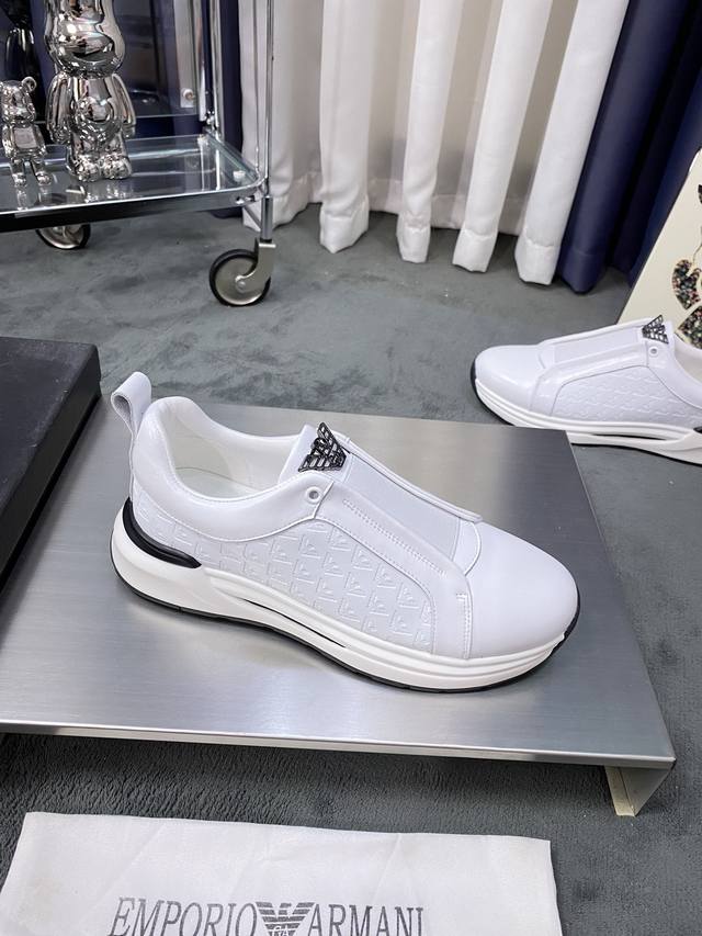 商品商标: Armani 阿玛尼 正码码数: 38-44 45定做 商品材料: Am新款休闲鞋鞋，采用弹力带，透气羊皮内里质感好到爆！超轻橡胶大底片，强烈推荐的