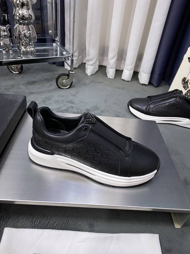 商品商标: Armani 阿玛尼 正码码数: 38-44 45定做 商品材料: Am新款休闲鞋鞋，采用弹力带，透气羊皮内里质感好到爆！超轻橡胶大底片，强烈推荐的