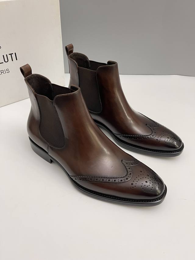 berluti Cursive Galet男士切尔西 柔软而有弹性，Galet的形状完美地弥补脚型的先天不足而同时尊重个体特征：好比一块捧在手掌心的鹅卵石，让足