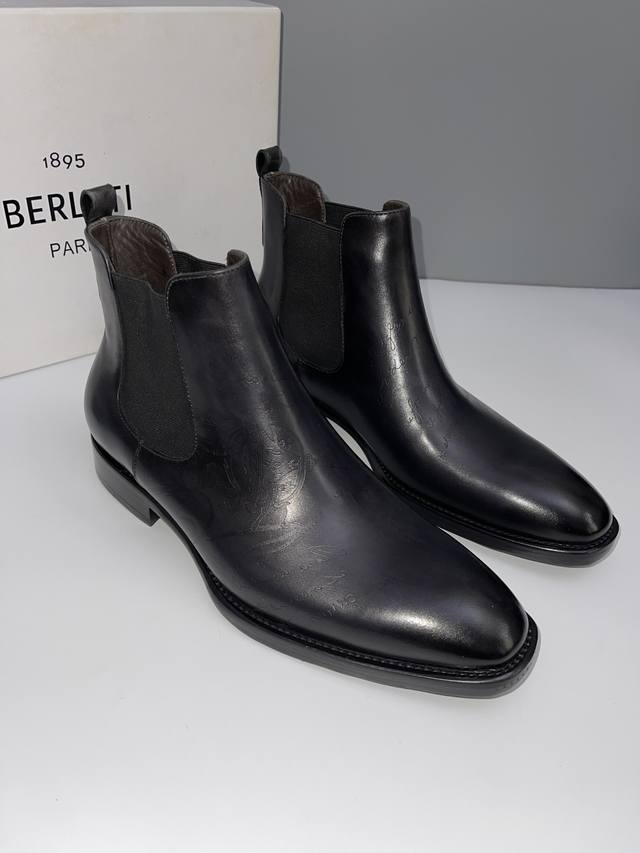 berluti Cursive Galet男士切尔西 柔软而有弹性，Galet的形状完美地弥补脚型的先天不足而同时尊重个体特征：好比一块捧在手掌心的鹅卵石，让足