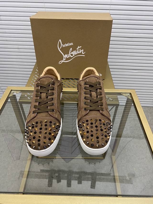 定做款 出厂价 。Christian Louboutin Cl红底鞋 专柜系列，情侣休闲板鞋 独家热款发布活动乳胶垫脚成品大底车线女35-40#男38#-46,