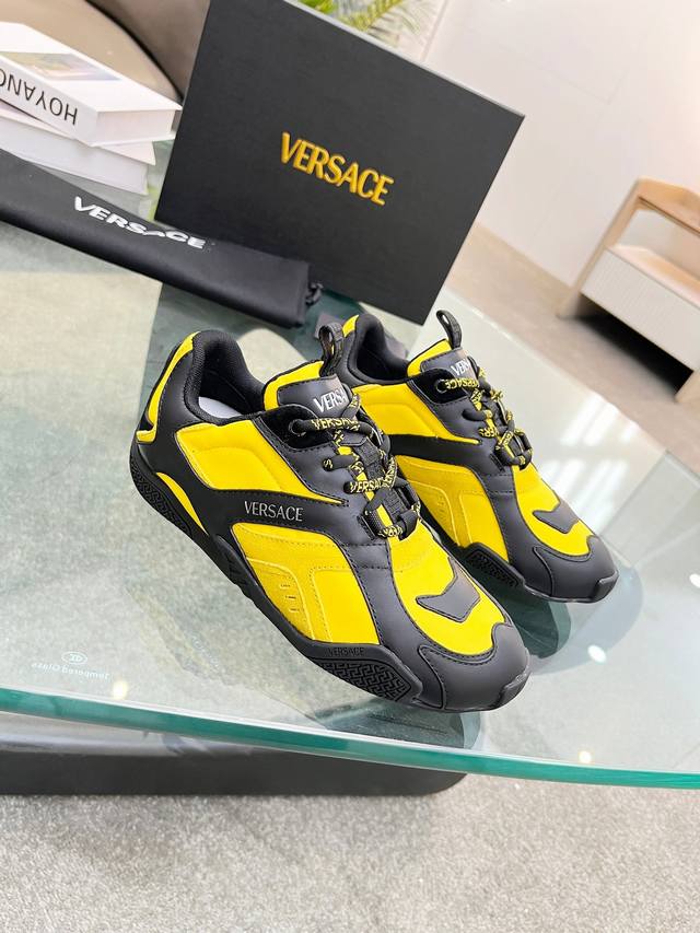 实价不让利 ！明星同款露思同款versace 全新推出的一款 Sneakers : Galaxia来自范思哲ss25的超轻德训。脚感无敌好男女都可，百搭不挑人。