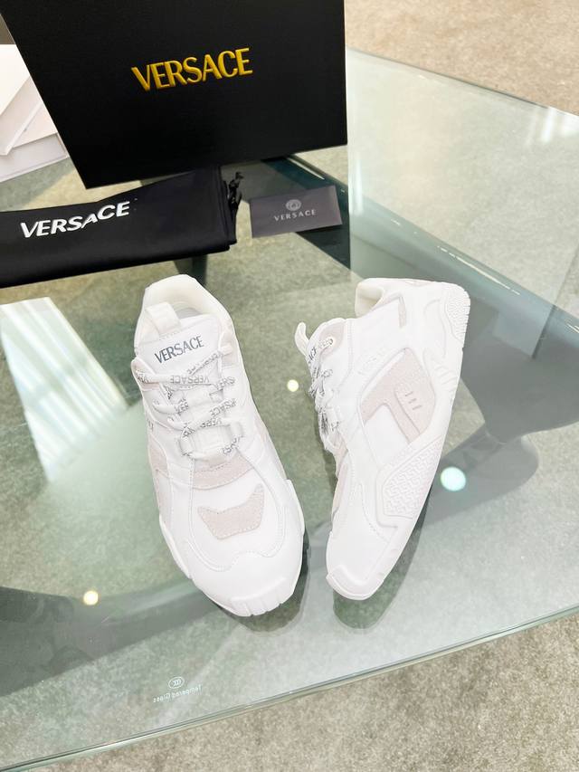 实价不让利 ！明星同款露思同款versace 全新推出的一款 Sneakers : Galaxia来自范思哲ss25的超轻德训。脚感无敌好男女都可，百搭不挑人。