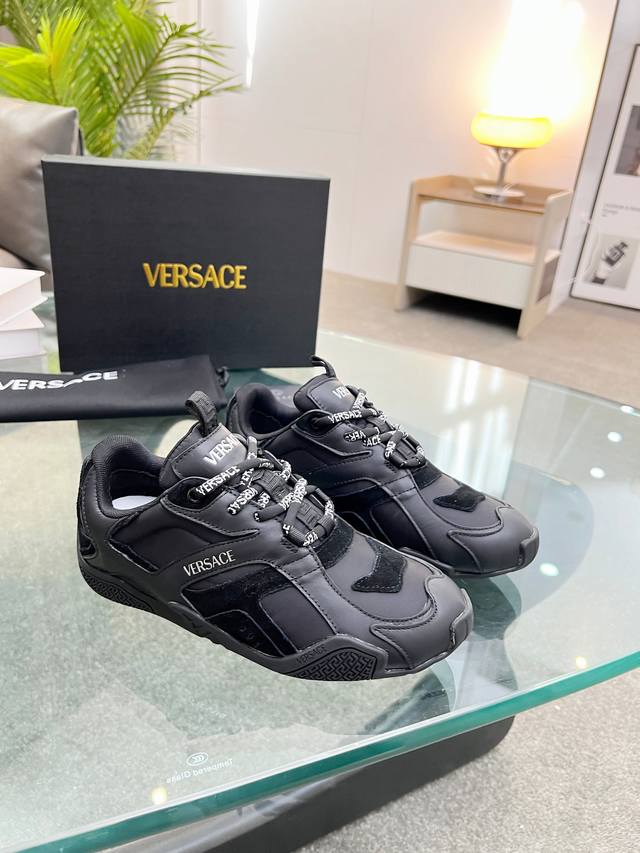 实价不让利 ！明星同款露思同款versace 全新推出的一款 Sneakers : Galaxia来自范思哲ss25的超轻德训。脚感无敌好男女都可，百搭不挑人。