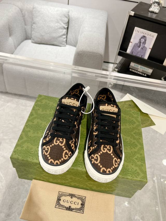 Gucci Tennis 1977经典系列帆布鞋 2024早春系列以再生聚酯纤维焕新演绎经典gg标识。全新系列大胆探索品牌典藏元素，在复古设计中交织现代精髓，出