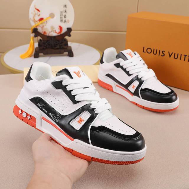 virgil Abloh 向篮球鞋设计汲取灵感，推出标志性 Lv Trainer 运动鞋，此次取材压印细腻 Monogram 图案的粒面小牛皮，并延续创新凝胶外