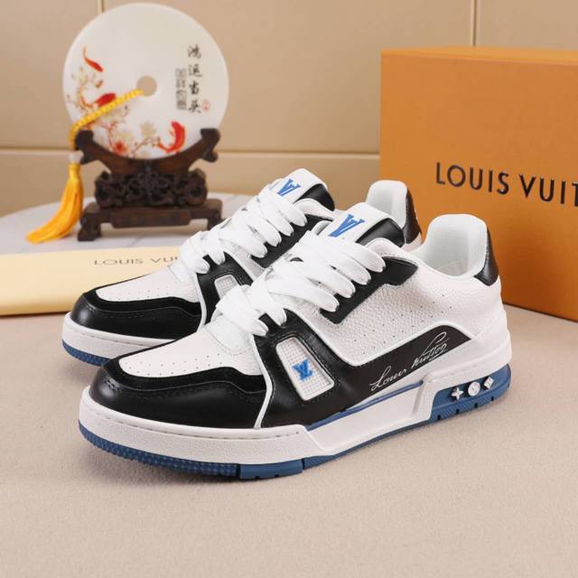 virgil Abloh 向篮球鞋设计汲取灵感，推出标志性 Lv Trainer 运动鞋，此次取材压印细腻 Monogram 图案的粒面小牛皮，并延续创新凝胶外