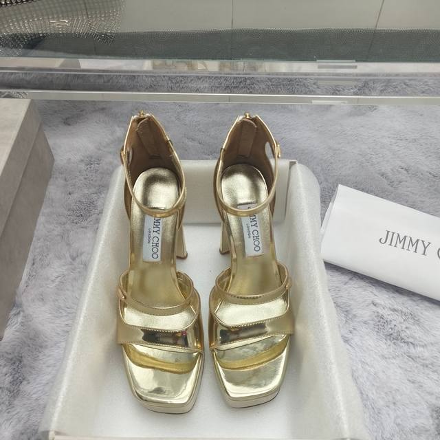 Jimmy Choo 吉米周新款高跟防水台系列全新款五金金属装饰扣，搭配后包圈带与露趾方头鞋形，衬托光板的性感款式，钻面款采用施华洛世奇水晶制作而成，镜面纳帕牛