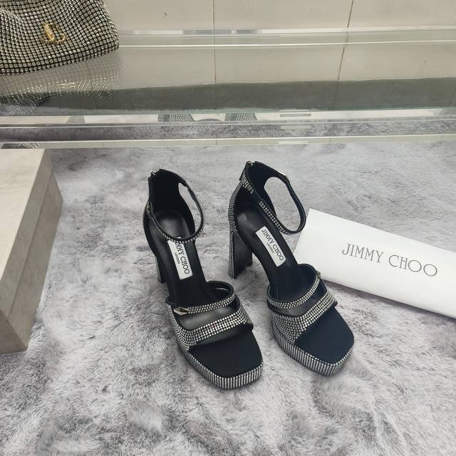 Jimmy Choo 吉米周新款高跟防水台系列全新款五金金属装饰扣，搭配后包圈带与露趾方头鞋形，衬托光板的性感款式，钻面款采用施华洛世奇水晶制作而成，镜面纳帕牛