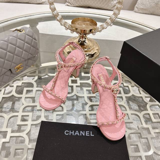 chanel 小香2025Ss春夏最新走秀时装 链条装饰 顶级品质！ 精确到1：1 轻奢而不累脚、上脚可随意搭配春夏的服饰、更加彰显质感和品味、简约中带奢华的外