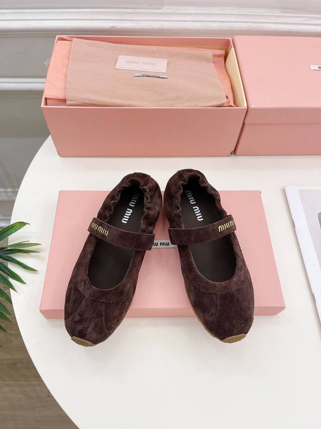 miu Miu 缪缪 25 2025早春新品 专柜主打最新走秀款 玛丽珍平底鞋火爆上新！ 缪家高货 顶级工艺打造精品质感 无敌舒适 绝对是一见钟情款！时尚百搭，