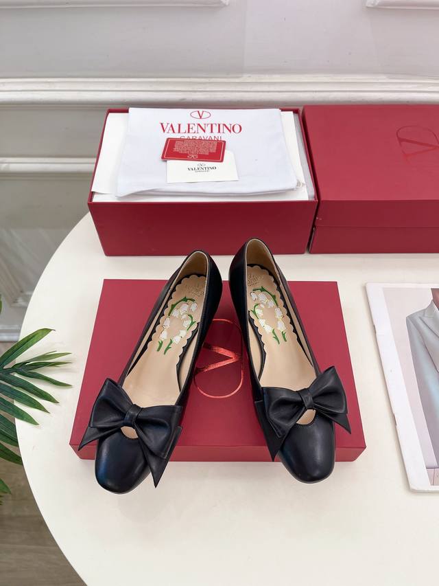 valentino 华伦天奴 2025Ss早春新品 Bowow蝴蝶结单鞋上新 Valentino Garavani 的经典“Roman Stud”系列以全新的诠