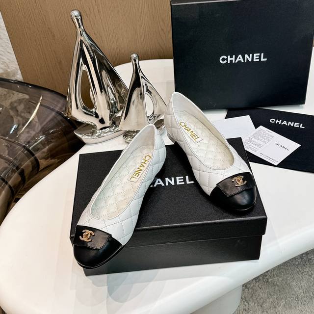 代购级 Chanel 小香24A新品链条平跟单鞋！ 原版1:1复刻 经典中的经典 无论搭配裤装还是裙装都是完美 小圆头的设计很好的修饰脚型 小仙女们必备！ 鞋面