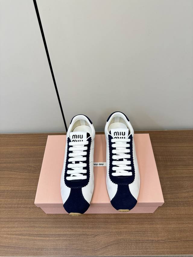 miumiu 2025早春新品 德训鞋 棒球鞋 Miu Miu 缪缪大秀上爆出的这双球鞋 后全球各大代购官网火爆上市. 简单很随意不羁又能体现单宁美感，整双鞋子