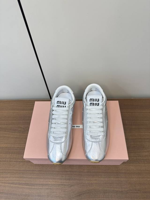 miumiu 2025早春新品 德训鞋 棒球鞋 Miu Miu 缪缪大秀上爆出的这双球鞋 后全球各大代购官网火爆上市. 简单很随意不羁又能体现单宁美感，整双鞋子