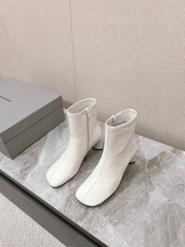 balenciaga巴黎世家走秀款短靴、巴黎时装周重磅新品，海外各大博主相继大秀金卡戴珊kardashian Kollection欧美天后麻辣鸡nickimin