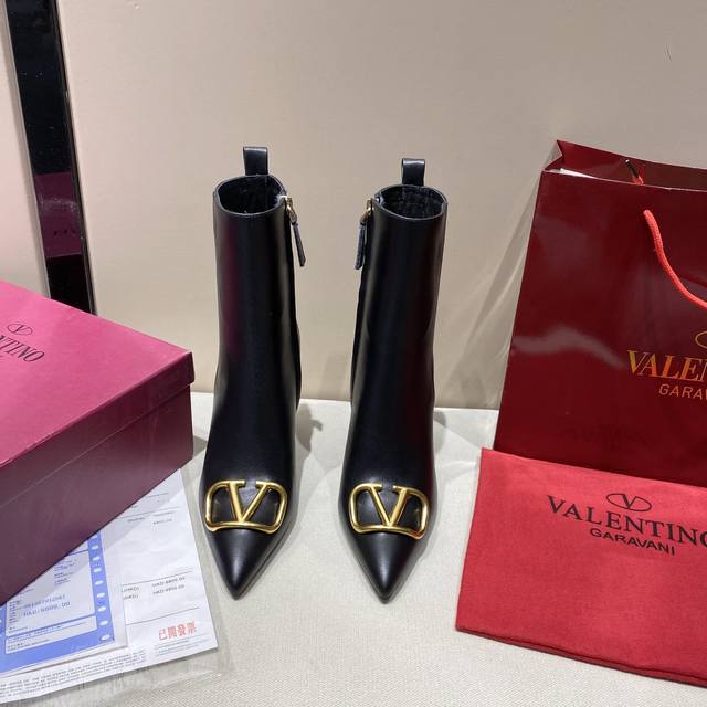 valentino 华伦天奴秋冬时装女靴：上脚舒适百搭显大长腿， 面料：进口头层牛皮配内要拉链款内里垫脚全部高端羊皮，防滑耐磨橡胶大底 和意大利真皮底2种选择～