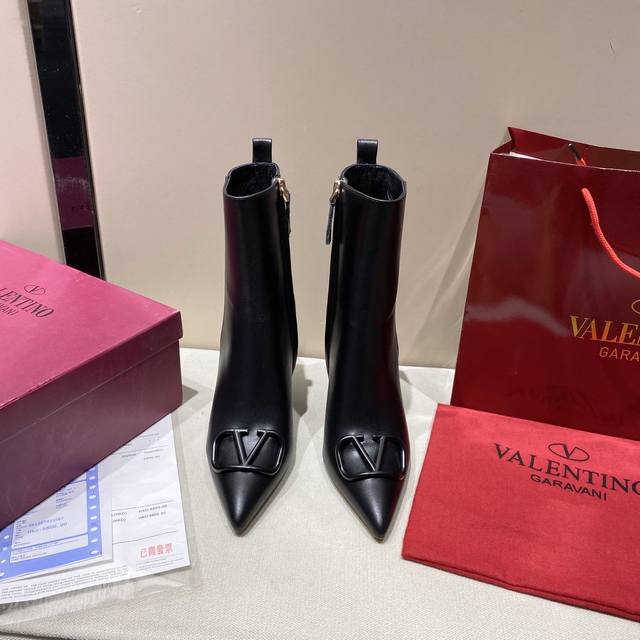 valentino 华伦天奴秋冬时装女靴：上脚舒适百搭显大长腿， 面料：进口头层牛皮配内要拉链款内里垫脚全部高端羊皮，防滑耐磨橡胶大底 和意大利真皮底2种选择～