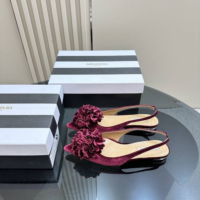 Aquazzura ｜金菠萝新品凉鞋 _______________________________ 这种blingbling的鞋子真的绝美女孩子真的无法抵御它