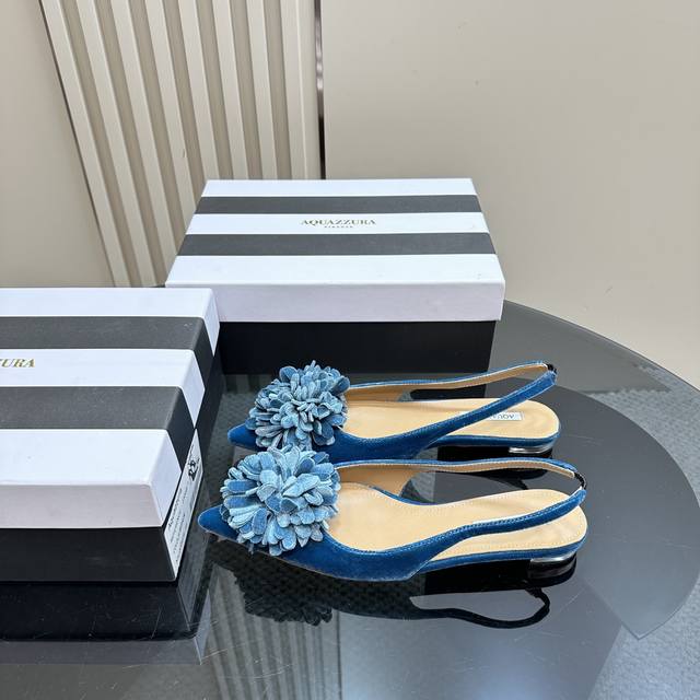 Aquazzura ｜金菠萝新品凉鞋 _______________________________ 这种blingbling的鞋子真的绝美女孩子真的无法抵御它