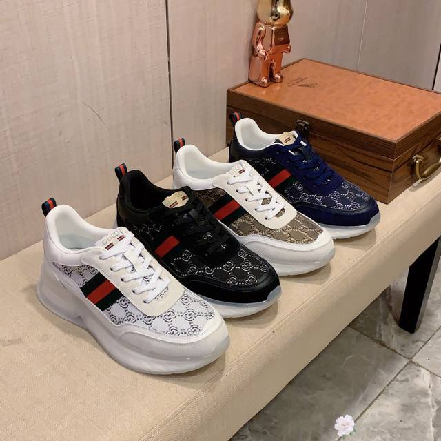 新款: 厂价: 古奇gucci* 最新爆款休闲鞋，顶端品牌奢侈～代购，顶级～质量。鞋面選用进口透气牛皮搭配材质透气羊皮垫脚 精细做工。原版个性时尚柔软橡膠耐磨防