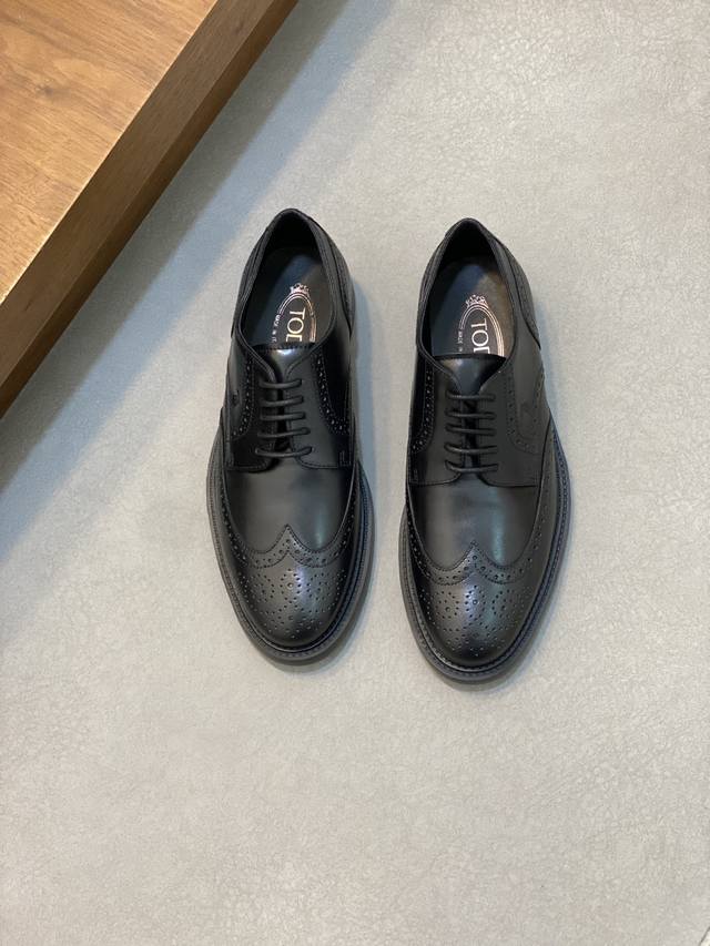 tod‘S 托德斯 Oxford系列男士系带商务正装皮鞋 本款系带鞋以进口小牛皮打造， 经典牛津鞋款式，二接头设计，侧面饰有品牌logo压纹徽标，搭配橡胶豆豆鞋