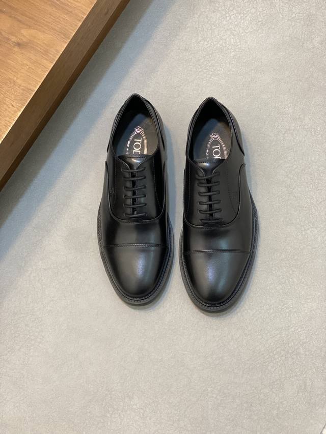 tod‘S 托德斯 Oxford系列男士系带商务正装皮鞋 本款系带鞋以进口小牛皮打造， 经典牛津鞋款式，二接头设计，侧面饰有品牌logo压纹徽标，搭配橡胶豆豆鞋