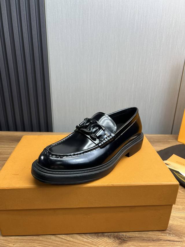 工厂价 Tod'S 托德斯男士正装休闲皮鞋，采用头层牛皮制作，质感超强，正面饰以经典品牌logo，原版橡胶防滑大底，脚感舒适，经久耐穿！ Size：38-44