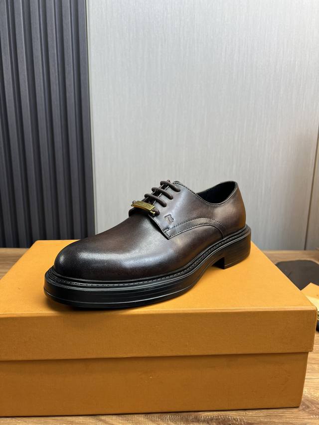 工厂价 Tod'S 托德斯男士正装休闲皮鞋，采用头层牛皮制作，质感超强，正面饰以经典品牌logo，原版橡胶防滑大底，脚感舒适，经久耐穿！ Size：38-44