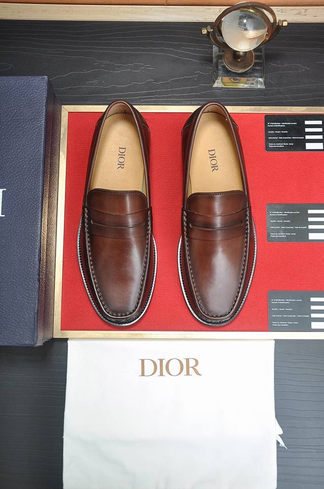 出厂价 Dior 牛皮内里 迪奥原版1:1高品质出厂，进口原版料，进口版原牛皮，水染牛皮内里，原版tpu大底，码数:38-44 - 点击图像关闭