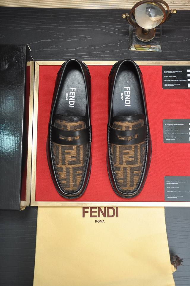 出厂价 芬迪 Fendi 最新高端男鞋香港专柜！ 原单品质 鞋面采用进口牛皮材料、牛皮内里 ！入足超舒服，原厂耐磨大底 奢华时尚 休闲百搭！尺码：38-45 4