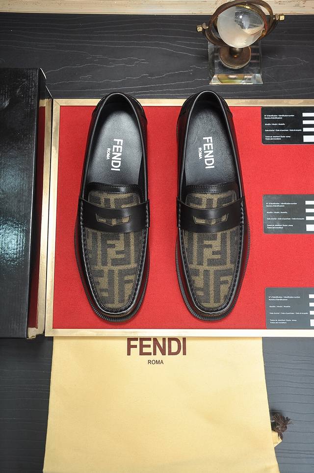 出厂价 芬迪 Fendi 最新高端男鞋香港专柜！ 原单品质 鞋面采用进口牛皮材料、牛皮内里 ！入足超舒服，原厂耐磨大底 奢华时尚 休闲百搭！尺码：38-45 4