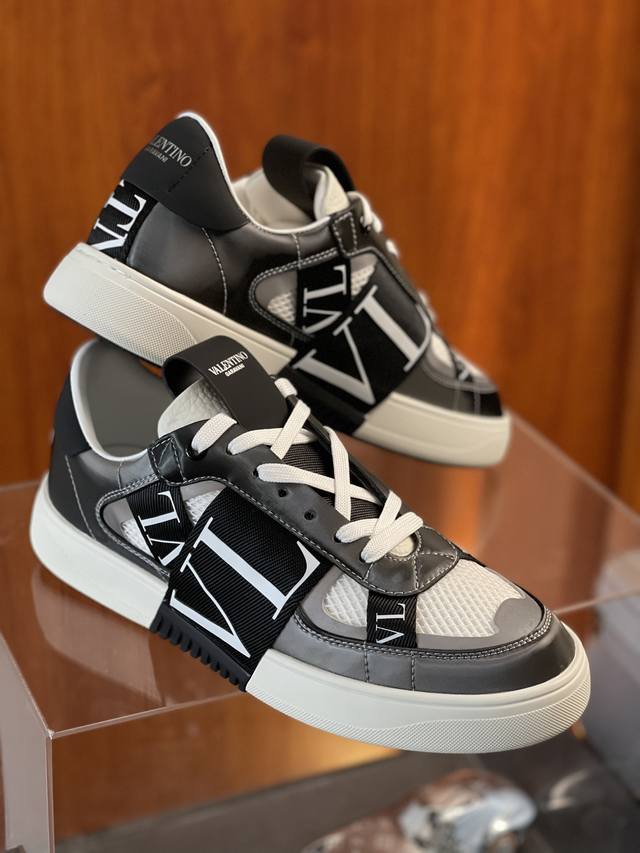 Valentino 华伦天奴 Vl7N 华伦运动鞋. Size；38～45 这双鞋鞋型有点像耐克，细看其实从前往后都有小设 计：荔枝皮鞋身让这双鞋显得不沉闷，灰