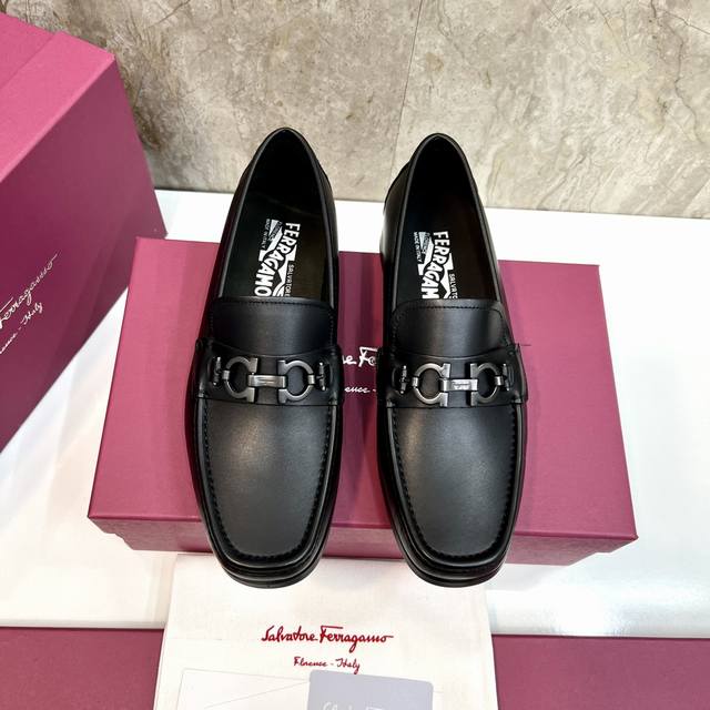 原单品质 品牌：Ferragamo 菲拉格慕 标准码：男码39–44 38.45可以定做 等级：官网同款 高品质男鞋 材料：定制头层小牛皮 搭配水染牛皮内里 牛