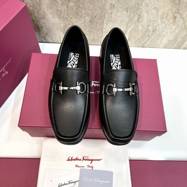 原单品质 品牌：Ferragamo 菲拉格慕 标准码：男码39–44 38.45可以定做 等级：官网同款 高品质男鞋 材料：定制头层小牛皮 搭配水染牛皮内里 牛