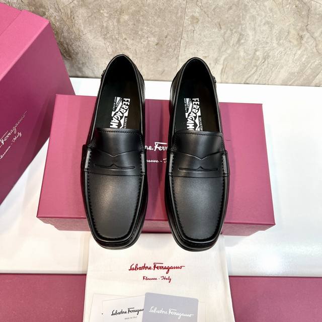 原单品质 品牌：Ferragamo 菲拉格慕 标准码：男码39–44 38.45可以定做 等级：官网同款 高品质男鞋 材料：定制头层小牛皮 搭配水染牛皮内里 牛