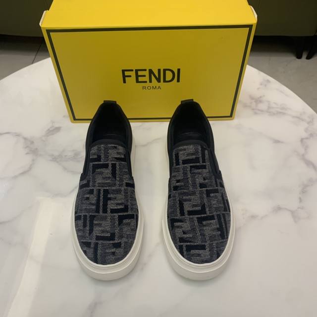 商品商标:Fendi 芬迪 休闲鞋 正码码数:38-44 37.45定做 商品材料:F家系列， 绒里、皮里可选 全头层小牛皮配水染牛仔布，经典菱格花纹d家工艺，