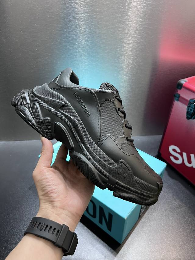 巴黎世家 Balenciaga Triple S Molded 橡胶一体模塑运动鞋 男士 橡胶和eva 运动鞋 全模塑 经典结构设计 鞋面饰以balenciag