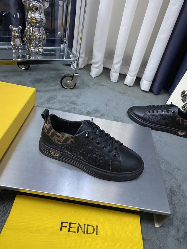 商品商标: Fendi 芬迪 正码码数: 38-44 商品材料: 原版牛皮鞋面，欧美大师独特版面设计，完美打造专柜品质。猪皮内里柔软舒适，耐磨防滑原版大底，户外