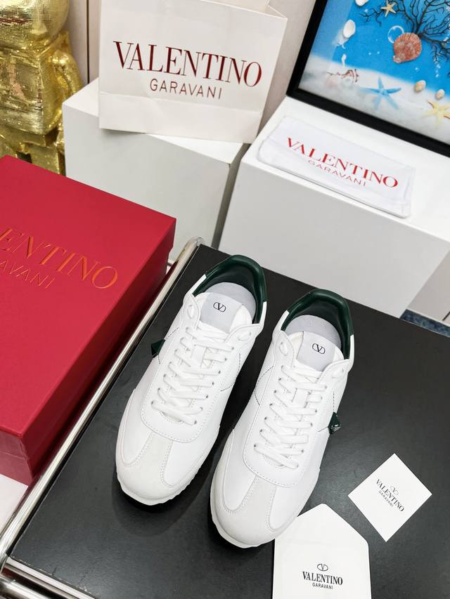 品牌：Valentino 华伦天奴 等级：最新时装周走秀 情侣 款 ，大底的独特设计时尚一族特现脚瘦一款百塔的时尚产品 面料：鞋头采用高丝光牛反绒皮与a级胎牛皮