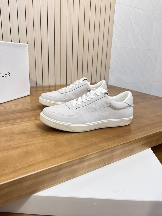 售 价: 商品商标：Moncler 蒙口 低帮休闲鞋 正码码数: 38-44 可订做45.46 商品材料：鞋面进口牛皮，羊皮内里，原版大底。 编 号：668