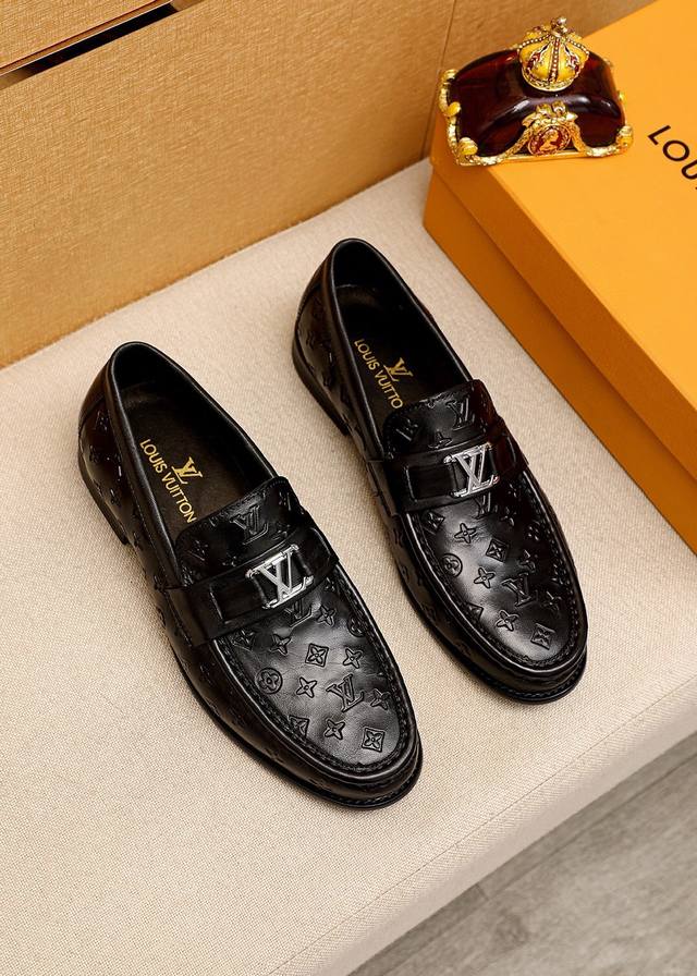 商品商标：Louis Vuitton 路易威登 休闲皮鞋 正码码数: 39-44 38.45.46订制 商品材料：精选 进口头层小牛皮压花鞋面+奢华五金扣，进口