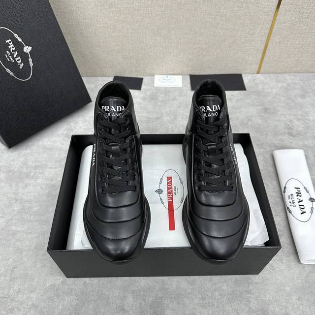 家新品 Prad* 普拉-达 男士休闲系带高帮运动靴 莞产顶级猛货 领先专柜尝鲜款式 采用进口 Napa 牛皮鞋面 鞋面缝线层次设计感 几何线条立体感十足 侧面