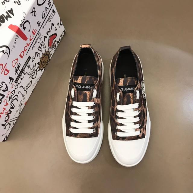 新款dolce＆Gabbana 顶级原单 Size：38-45 Dg重工系列，进口原版防水帆布，撞色设计超好看，精致奢华，超a级别！版型对比专柜正品，丝毫不差！