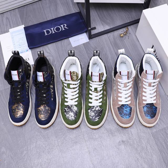 商品商标：Dior 迪奥 高帮休闲鞋 正码码数: 38-44 商品材料：精选牛皮拼接鞋面 羊皮内里 原版大底