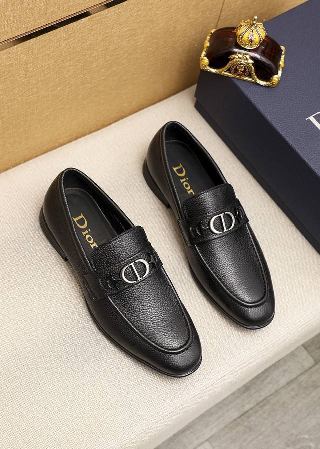 商品商标：Dior 迪奥 休闲皮鞋 正码码数: 38-44 45.46订做 商品材料：精选 意大利进口头层荔枝纹牛皮鞋面，进口水染牛皮内里。强烈立体视觉效果，增