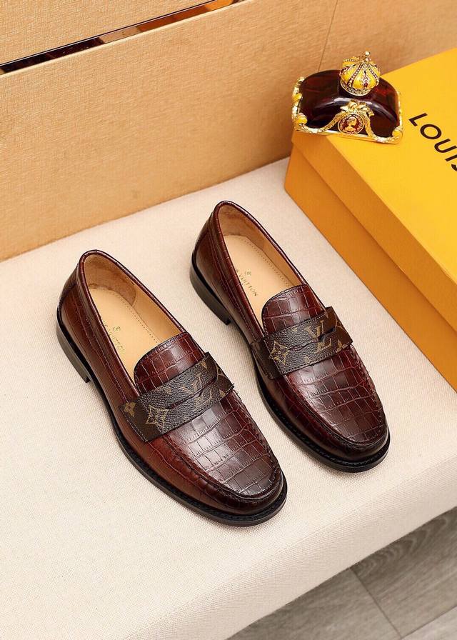 商品商标：Louis Vuitton 路易威登 休闲皮鞋 正码码数: 38-44 45订制 商品材料：精选 进口头层小牛皮压花鞋面，进口头层牛皮内里。强烈立体视