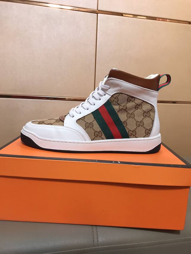 出厂价 Gucci 古奇 高帮顶级奢侈品牌，最新時尚休闲男鞋，潮流百搭之款，轻松运动风，鞋面意大利进口牛皮品牌印花面料，真皮内里 ，加超精细做工。原版个性时尚大