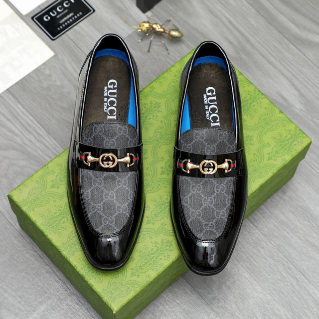 商品商标：Gucci 古驰 商务套脚皮鞋 正码码数: 38-44 45要订做 不退换 商品材料：精选漆面牛皮拼接印花鞋面 牛皮内里 原版大底